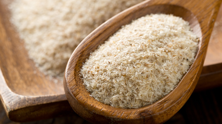 A wooden spoon containing a scoop of psyllium fiber