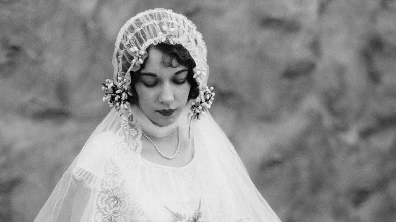 1920's bride with curled bob