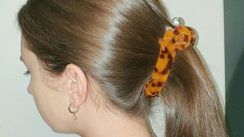 https://www.glam.com/img/gallery/12-banana-clip-hairstyles-for-lazy-hair-days/intro-1684416581.jpg