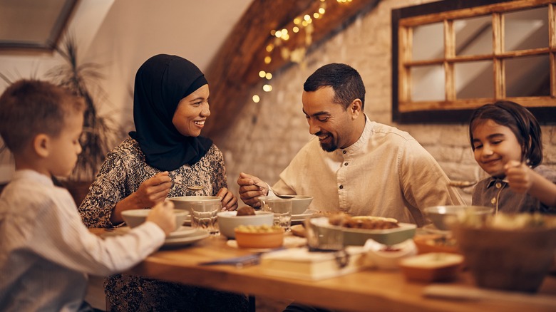 muslim family eating dinner