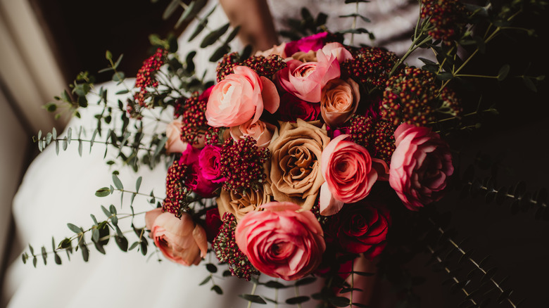 Red and pink roses bouquet