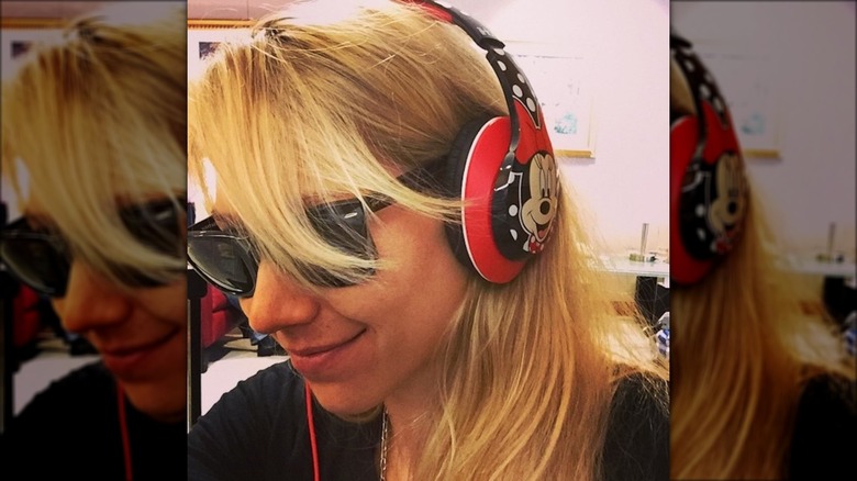 Anna in sunglasses and headphones