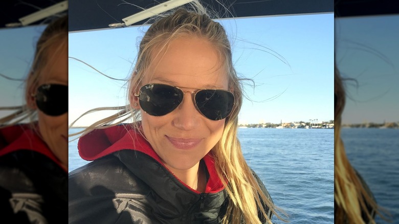 Anna Kournikova in sunglasses