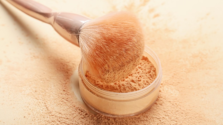 loose makeup powder