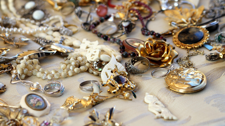 Lots of vintage jewelry pieces