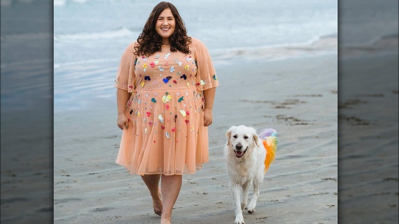 Influencer Shira Rosenbluth on beach