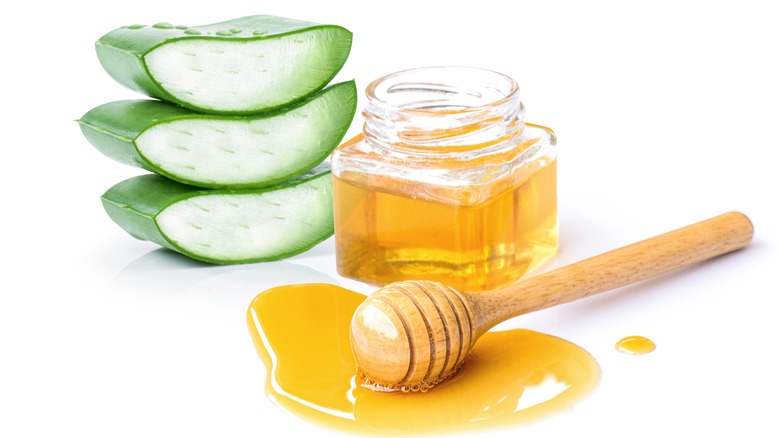 Aloe vera gel and honey for facial mask 