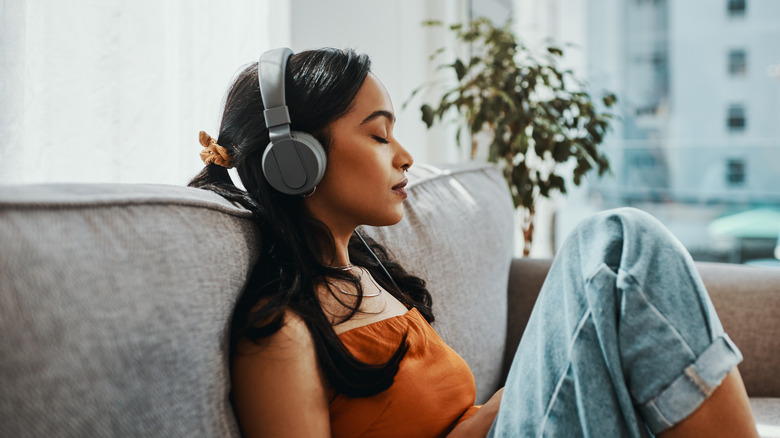 woman listening to kindle with headphones