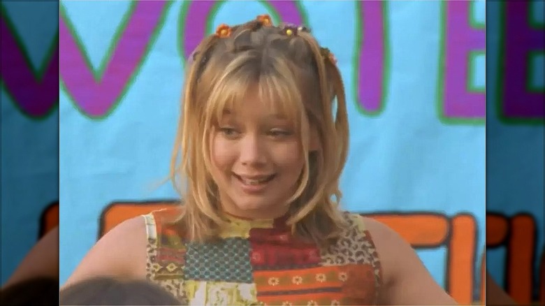 lizzie mcguire wearing small decorative hair clips