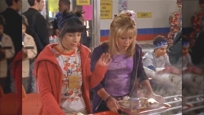 lizzie mcguire wearing double claw clips hairstyle