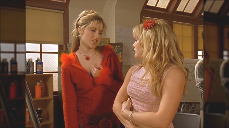 lizzie mcguire wearing big floral hair clip