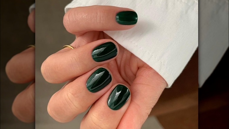 emerald green manicure