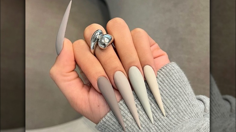 tonal nails in shades of gray 