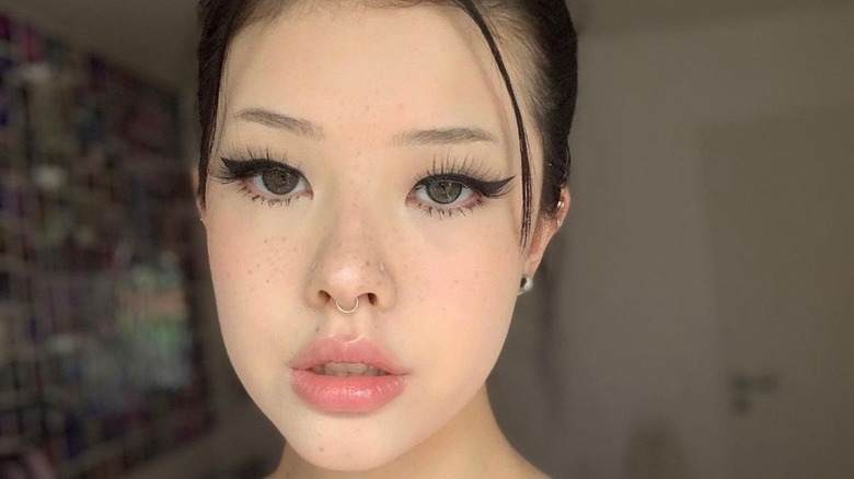 woman with Straight arch-less brows