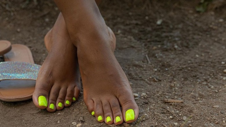 neon yellow pedicure