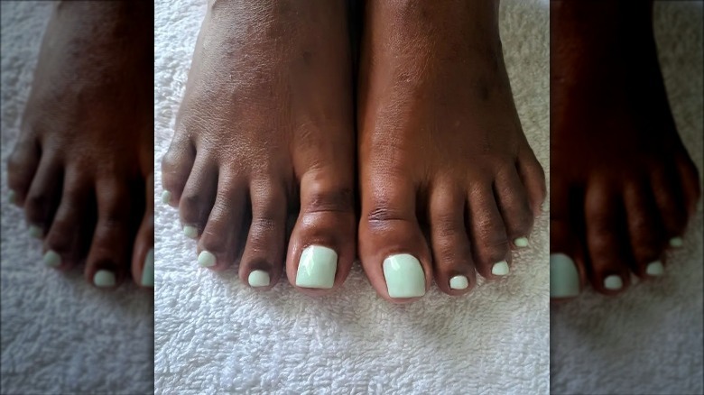 mint green pedicure