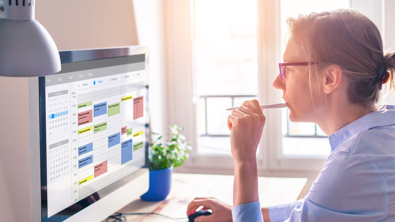 woman with computer calendar