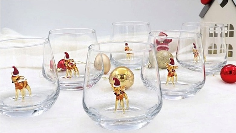 Figurine wine glasses