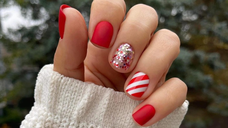 nails with candy cane stripes