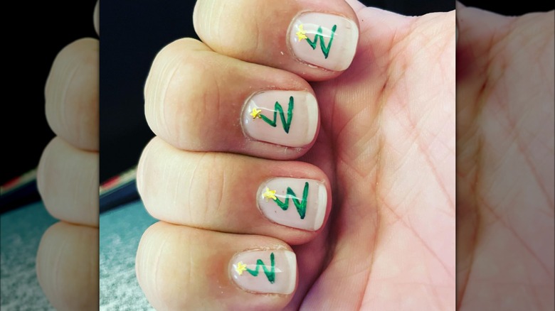 nails with zigzag christmas trees