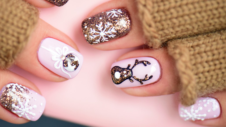nails with reindeer design