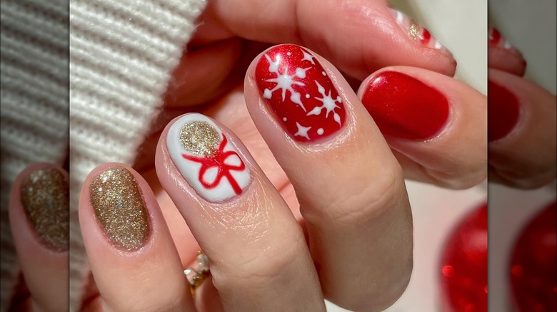 nails with ornament and snowflakes