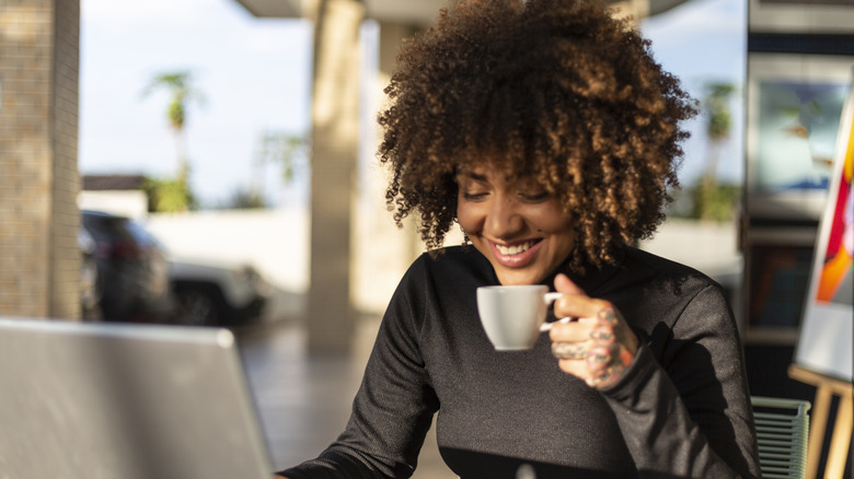 woman at coffee shop with laptop