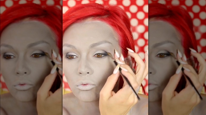 Kandee Johnson doing makeup