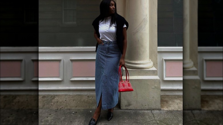 denim maxi skirt outfit