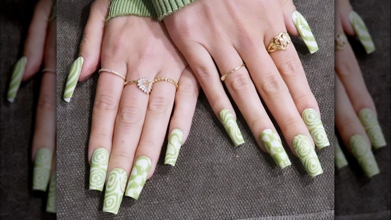 retro green swirl manicure
