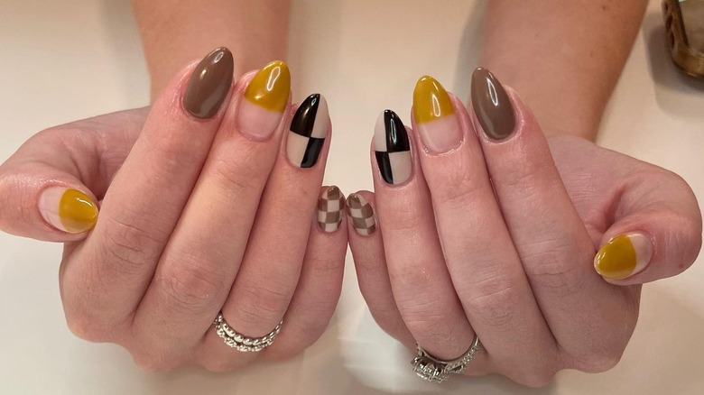 Checkered pattern nails