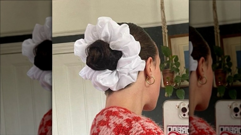 woman wearing white scrunchie around bun