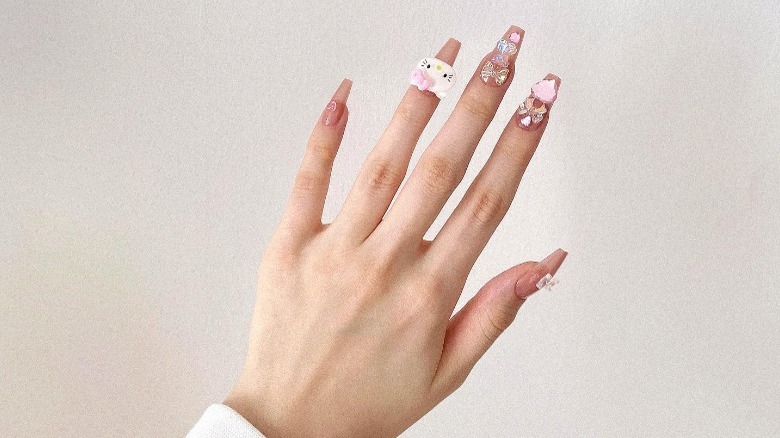 Hellow Kitty coquette manicure