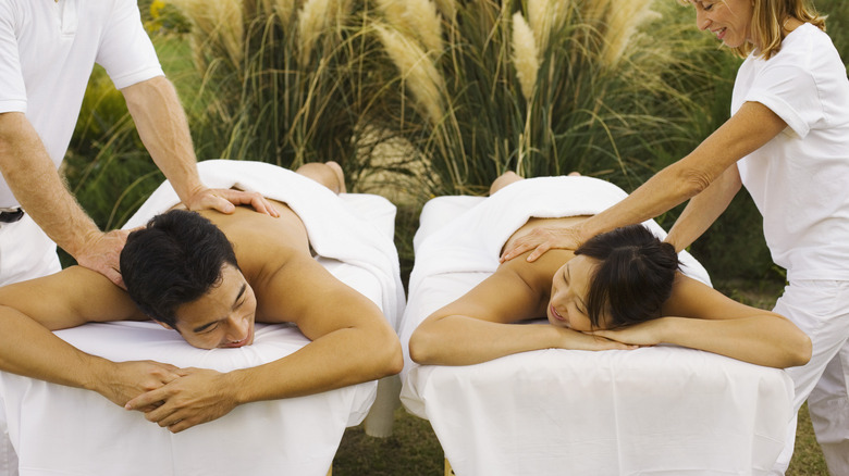 couple getting outdoor massage