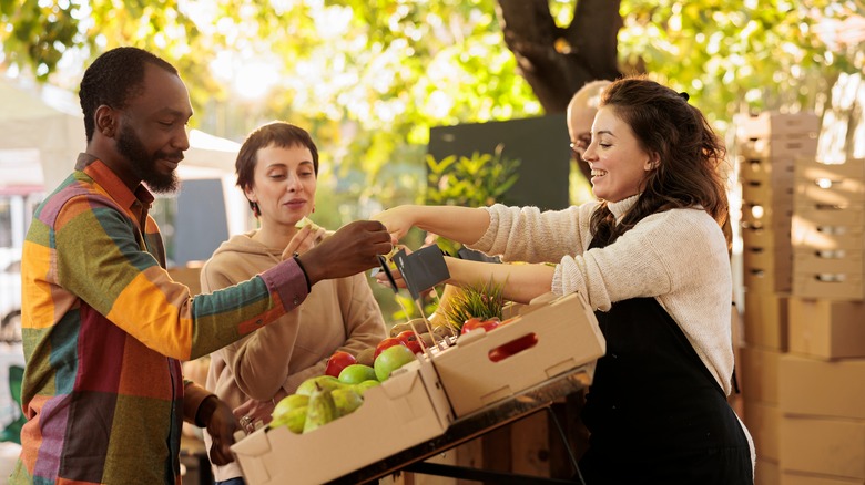 couple buying produce at farmers market