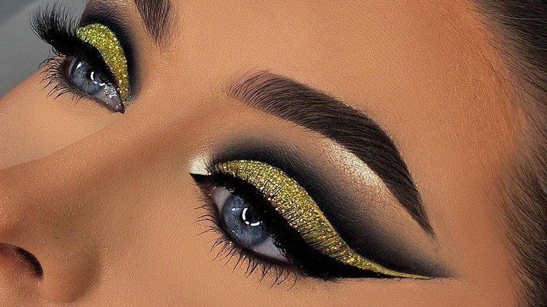29 Glitter Cut Ideas To Give Eye Makeup Ultimate Glamour