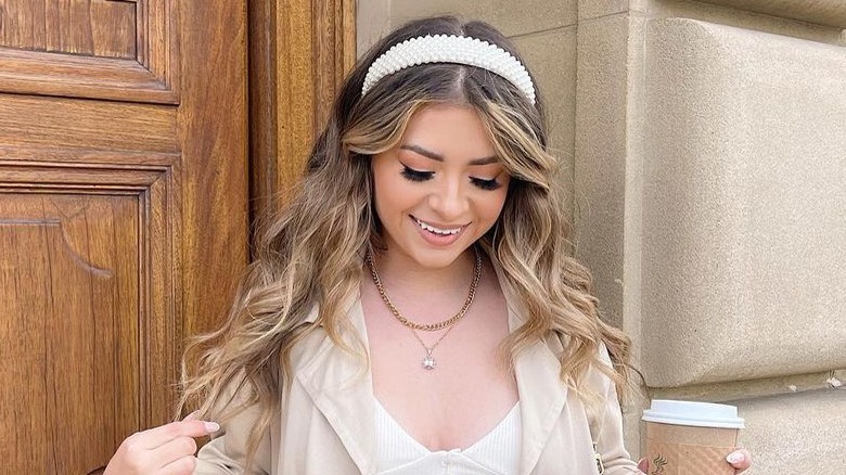 Loose curls with curtain bangs and pearl headband