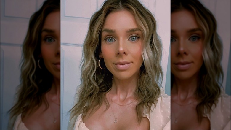 woman with beachy waves hair