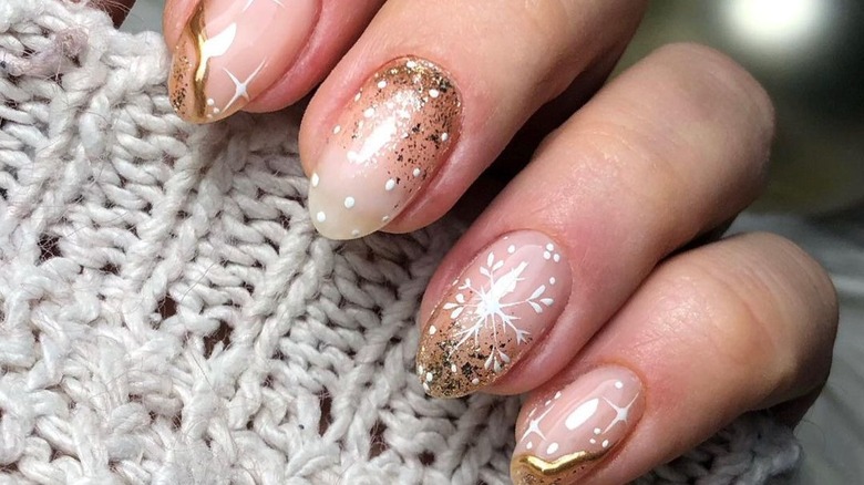 White winter nail art