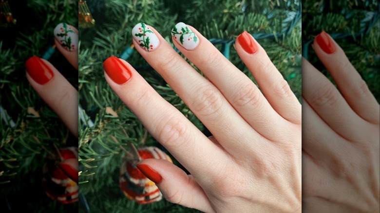 Christmas accent nails