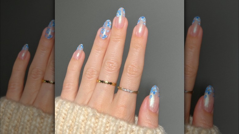 Floral pattern accent nail