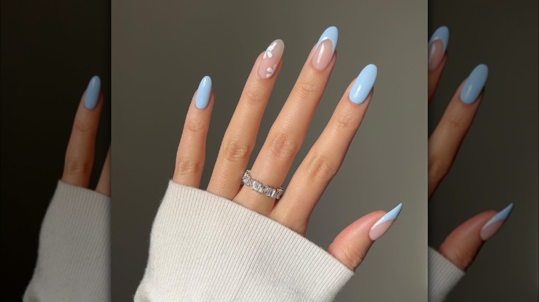 Daisy accent nail