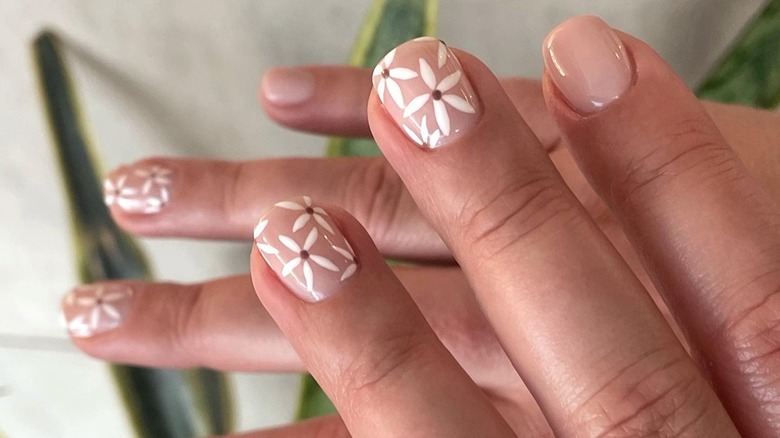 Nude nails with white daisies