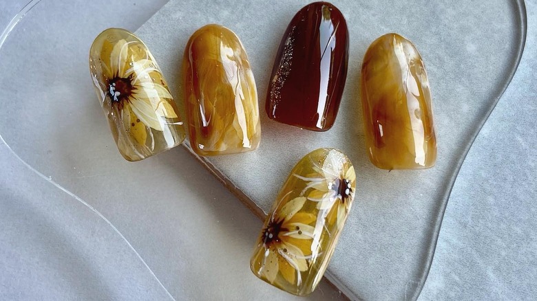 See-through flower manicure