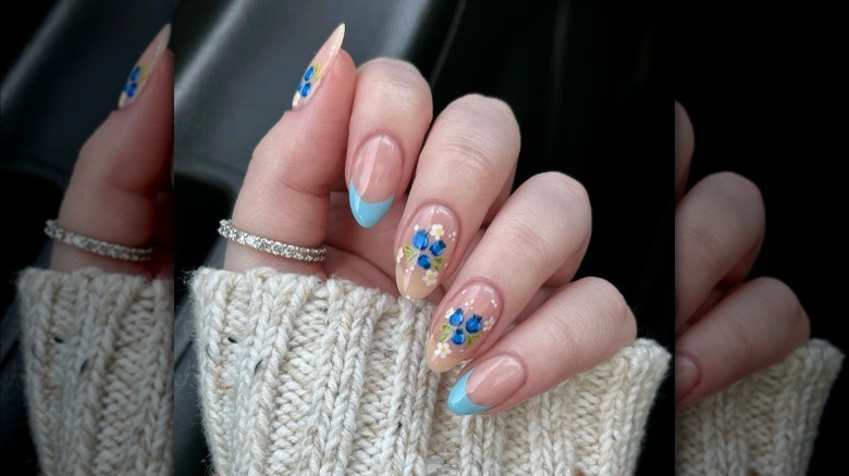 Blueberry and daisy manicure