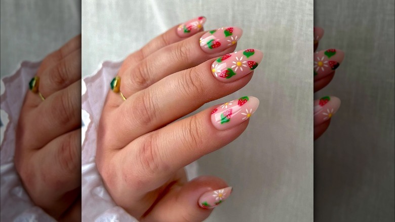 Strawberries and daisies manicure