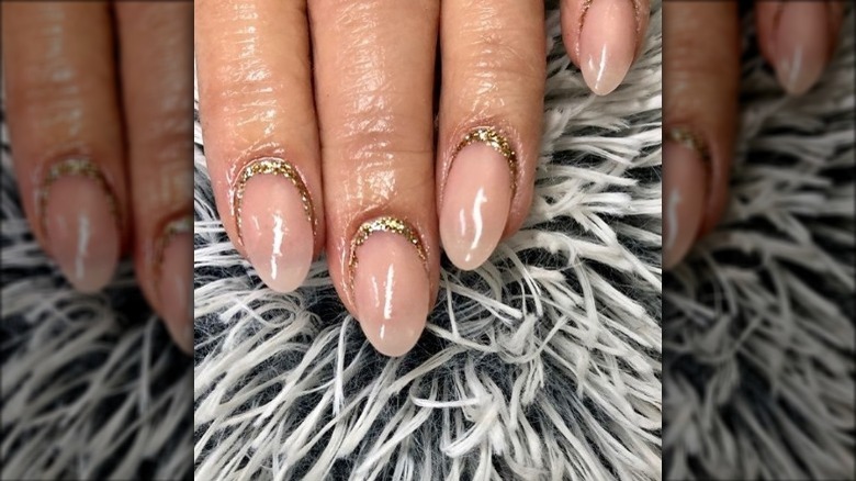 Oval nails in nude and gold