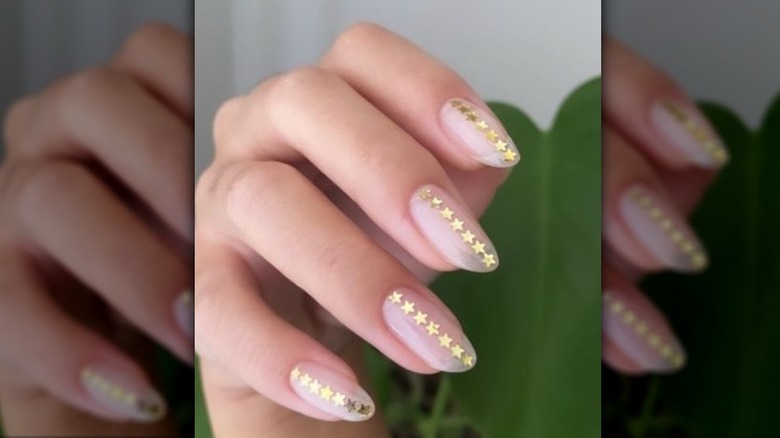 Nude manicure with golden stars