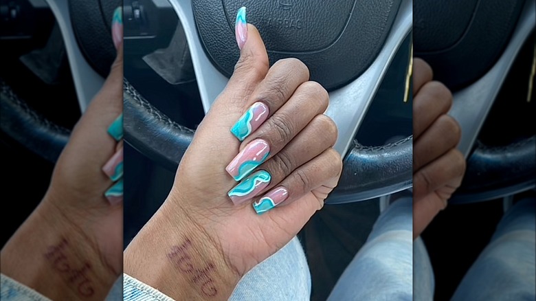 Wavy pattern nails