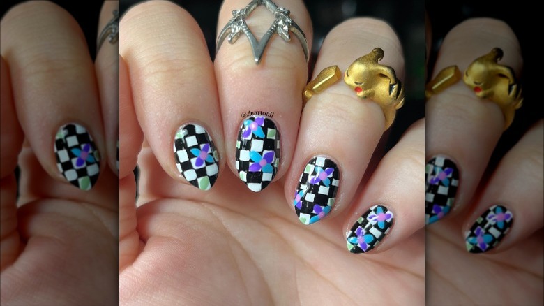 woman with checkered flower nails